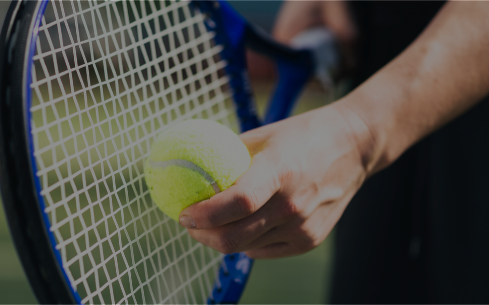 raquete de tenis e bola de tenis na mao do tenista como se fosse lancar